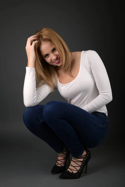 Hermosa Mujer Rubia Sexy Sobre Fondo Negro —  Fotos de Stock