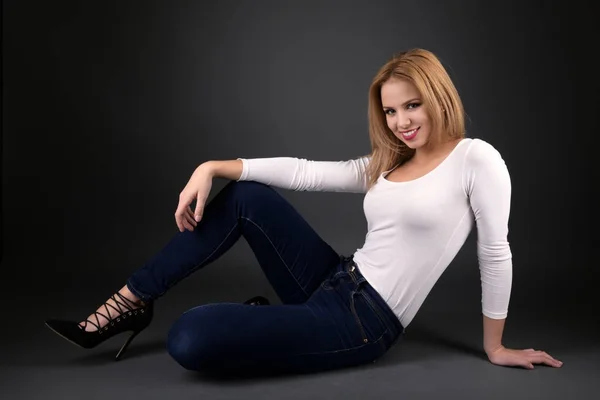 Schöne Sexy Blonde Frau Auf Schwarzem Hintergrund — Stockfoto