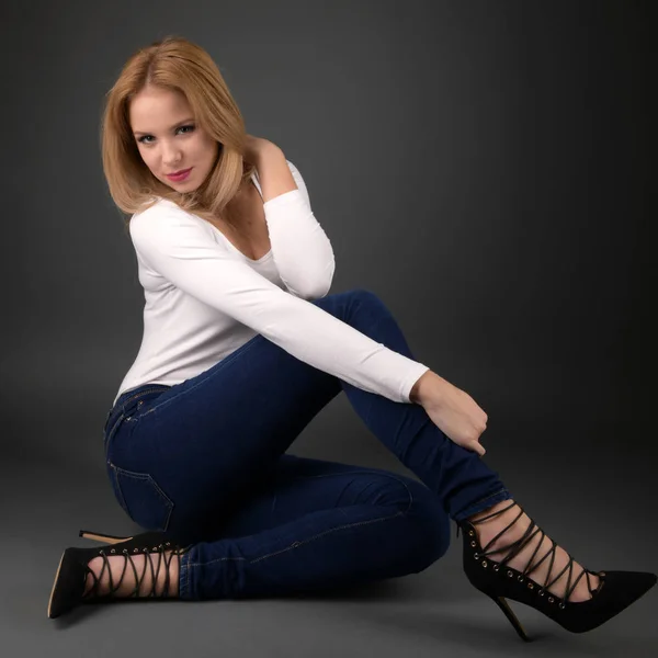 Mooie Sexy Blonde Vrouw Zwarte Achtergrond — Stockfoto