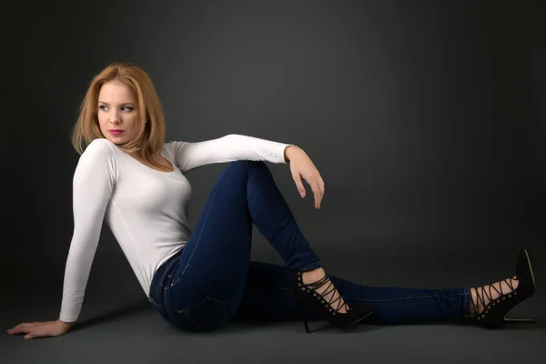 Schöne Sexy Blonde Frau Auf Schwarzem Hintergrund — Stockfoto