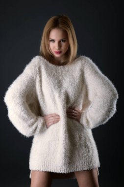 Güzel sarışın kadın modeli.