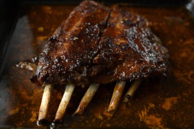 Yakın plan domuz eti kızartması.