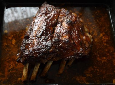 Yakın plan domuz eti kızartması.