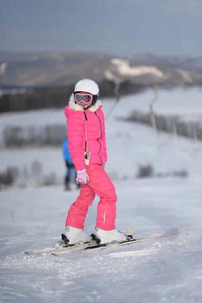 Mädchen Auf Skiern Genießt Das Skigebiet — Stockfoto