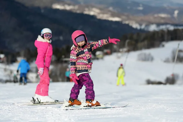 Two Sisters Enjoys Ski Resort — 图库照片