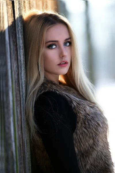 Schöne Blonde Haare Mädchen Winter — Stockfoto