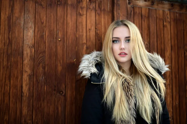 冬の美しいブロンドの髪の女の子 — ストック写真