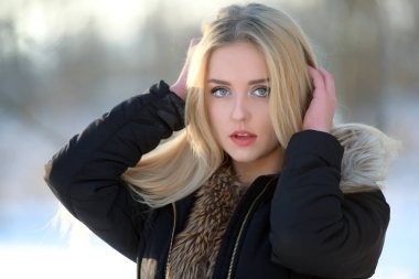 Güzel sarışın kız kış