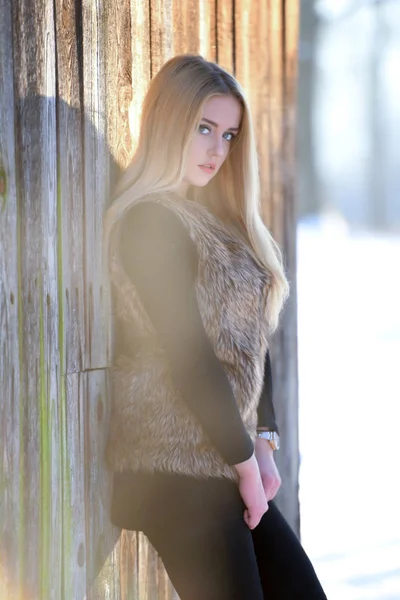 Piękne Blond Włosy Dziewczyna Zimie — Zdjęcie stockowe