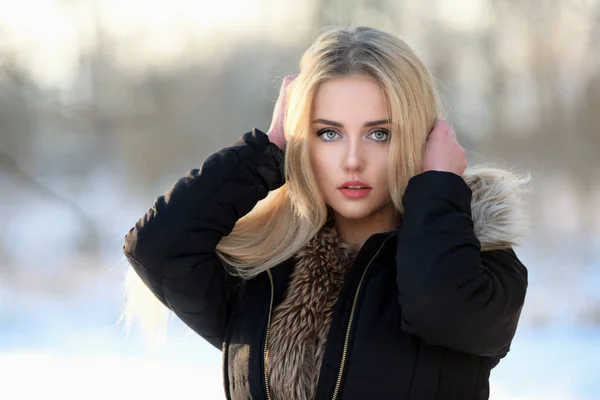 冬の美しいブロンドの髪の女の子 — ストック写真
