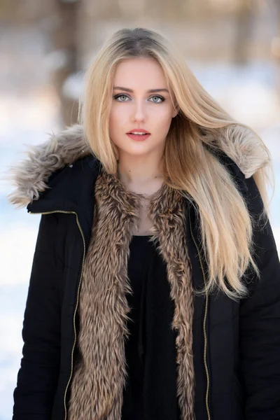 Красивая Блондинка Зимой — стоковое фото