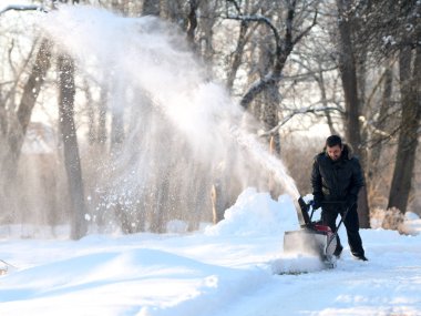 Bir kar süpürme aleti ile kar kaldırma 