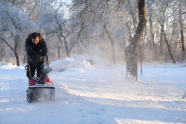 Bir kar süpürme aleti ile kar kaldırma 