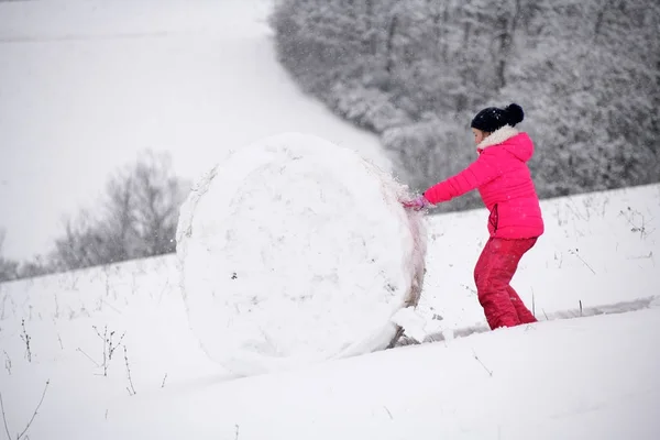 Kleines Mädchen Spielt Winter Auf Schnee — Stockfoto