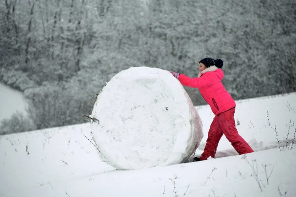 Little Girl Playing Winter Snow — 스톡 사진