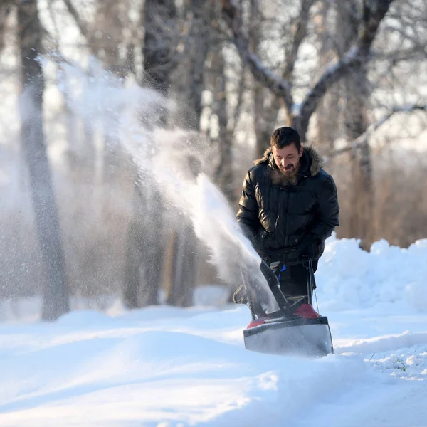 Bir Kar Süpürme Aleti Ile Kar Kaldırma — Stok fotoğraf