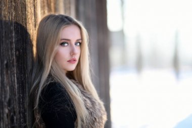 Sarışın kız parlak dalgalı saçlı uzun ve hacim. Güzel bir kadın modeli kıvırcık saç modeli ile .