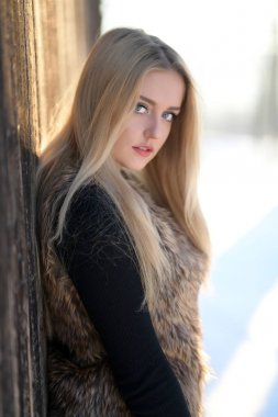 Sarışın kız parlak dalgalı saçlı uzun ve hacim. Güzel bir kadın modeli kıvırcık saç modeli ile .