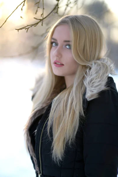 Schöne Blonde Haare Mädchen Winter — Stockfoto