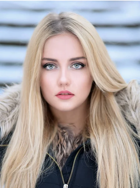 Blondes Mädchen Mit Langem Und Voluminösem Glänzendem Welligem Haar Schöne — Stockfoto