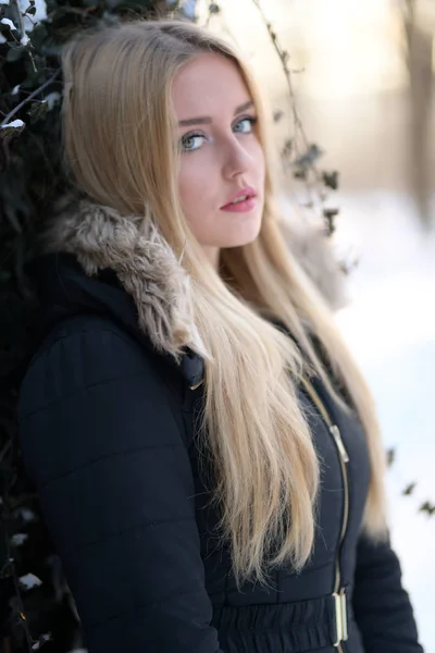 Blond Meisje Met Lang Volume Glanzende Golvend Haar Mooie Vrouw — Stockfoto