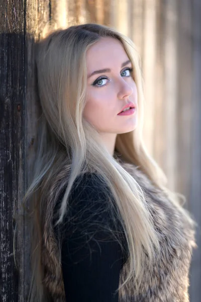Blondes Mädchen Mit Langem Und Voluminösem Glänzendem Welligem Haar Schöne — Stockfoto