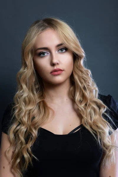 Блондинка Длинными Объемными Волнистыми Волосами Красивая Женщина Модель Кудрявой Прической — стоковое фото