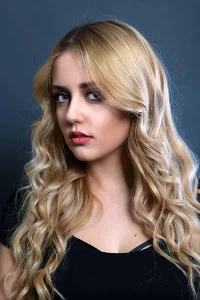 Blondes Mädchen Mit Langem Und Voluminösem Glänzendem Welligem Haar Schöne — Stockfoto