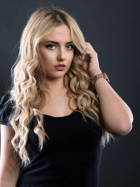 Menina Loira Com Cabelo Ondulado Longo Volume Brilhante Modelo Mulher — Fotografia de Stock