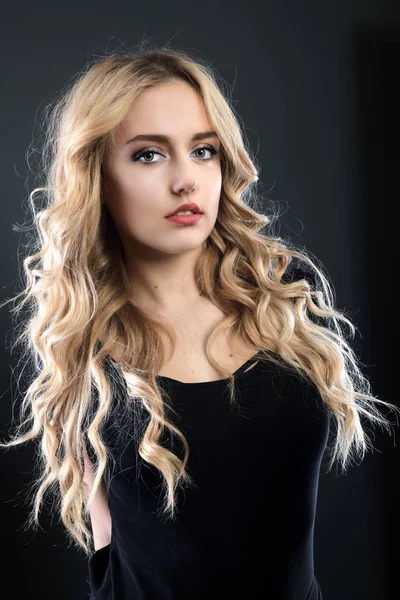 Sarışın Kız Parlak Dalgalı Saçlı Uzun Hacim Güzel Bir Kadın — Stok fotoğraf