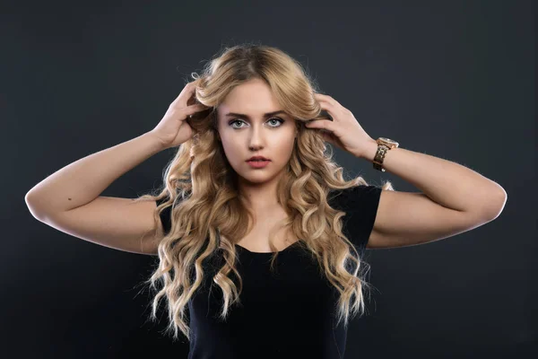 Blondes Mädchen Mit Langem Und Voluminösem Glänzendem Welligem Haar Schöne — Stockfoto