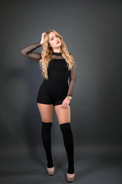 Menina Loira Com Cabelo Ondulado Longo Volume Brilhante Modelo Mulher — Fotografia de Stock