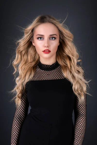 Menina Loira Com Cabelo Ondulado Longo Volume Brilhante Modelo Mulher — Fotografia de Stock