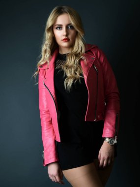 Sarışın kız parlak dalgalı saçlı uzun ve hacim. Güzel bir kadın modeli kıvırcık saç modeli ile .