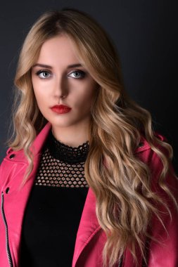 Sarışın kız parlak dalgalı saçlı uzun ve hacim. Güzel bir kadın modeli kıvırcık saç modeli ile .