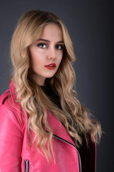 Blondes Mädchen Mit Langem Und Voluminösem Glänzendem Welligem Haar Schöne — Stockfoto