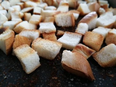 Bir parça beyaz ekmek. 