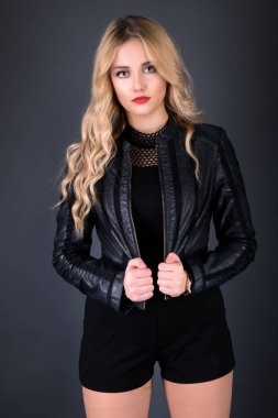 Sarışın kız parlak dalgalı saçlı uzun ve hacim. Güzel bir kadın modeli kıvırcık saç modeli ile .