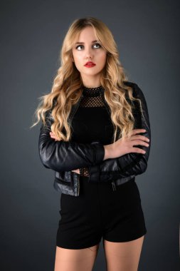 Sarışın kız parlak dalgalı saçlı uzun ve hacim. Güzel bir kadın modeli kıvırcık saç modeli ile .