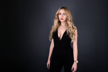 Sarışın kız parlak dalgalı saçlı uzun ve hacim. Güzel bir kadın modeli kıvırcık saç modeli ile .