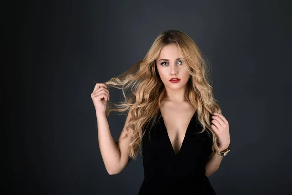 Menina Loira Com Cabelo Ondulado Longo Volume Brilhante Modelo Mulher — Fotografia de Stock