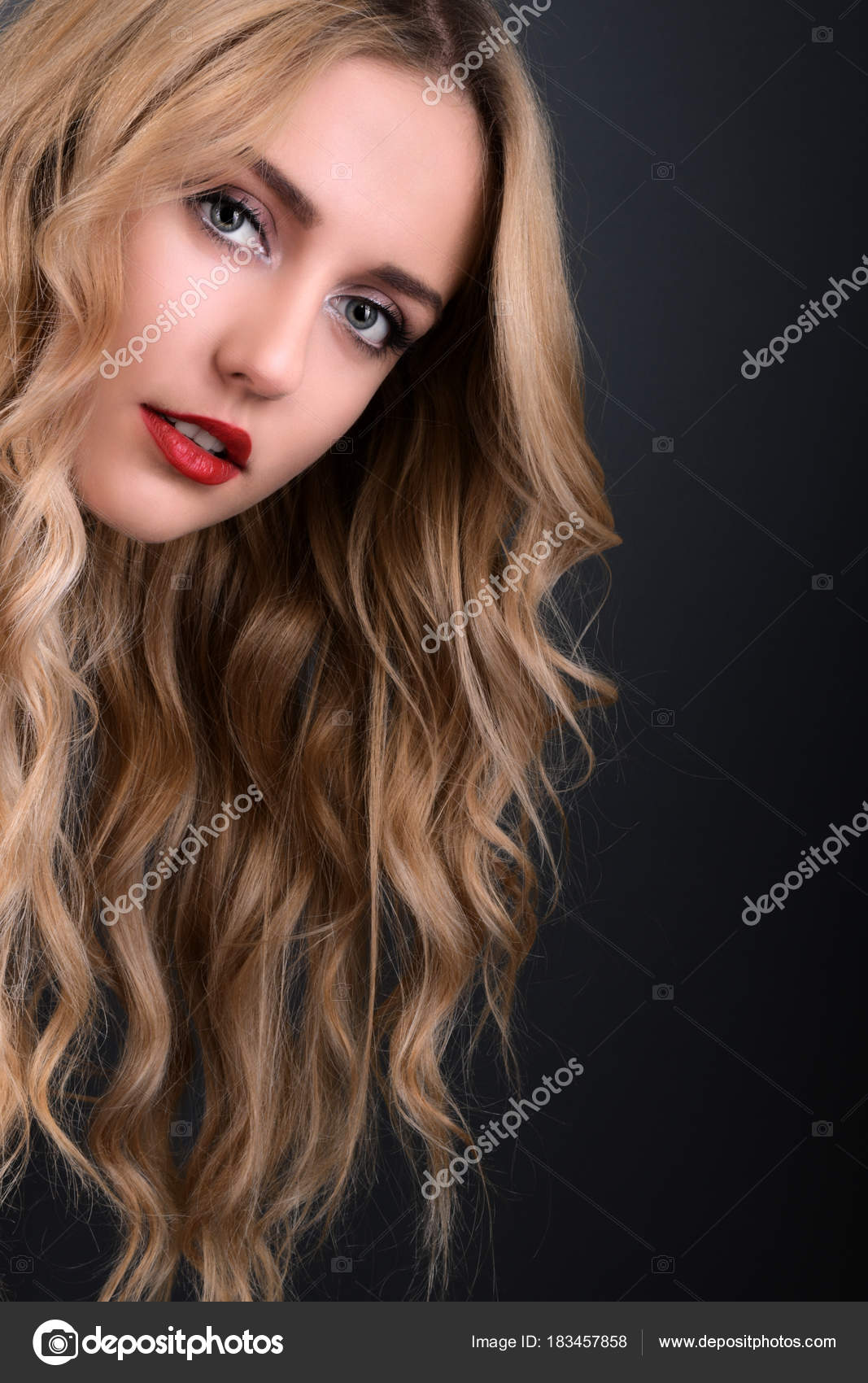 Cabelo loiro mulher lindo penteado encaracolado cabelo comprido