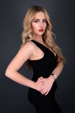 Sarışın kız parlak dalgalı saçlı uzun ve hacim. Güzel bir kadın modeli kıvırcık saç modeli ile .