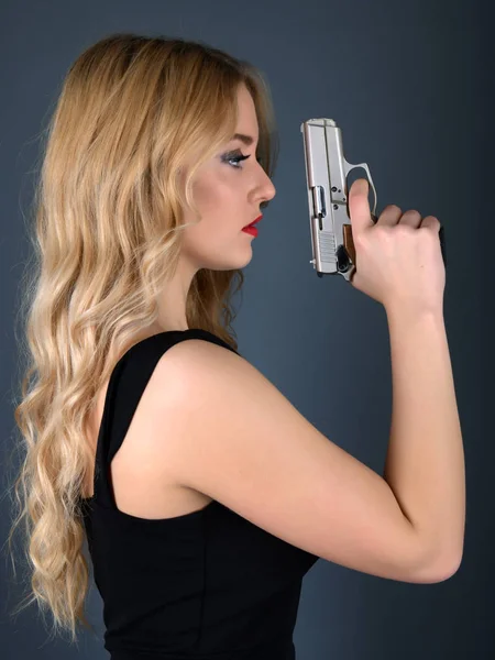美丽性感的女孩拿着枪 — 图库照片