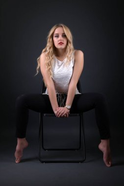 Sarışın kız parlak dalgalı saçlı uzun ve hacim. Güzel bir kadın modeli kıvırcık saç modeli ile .