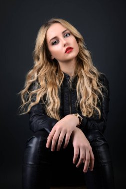 Sarışın kız parlak dalgalı saçlı uzun ve hacim. Güzel bir kadın modeli kıvırcık saç modeli ile .