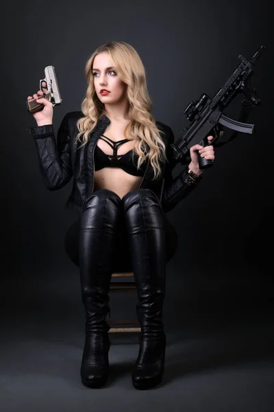 Hermosa Chica Sexy Con Armas — Foto de Stock