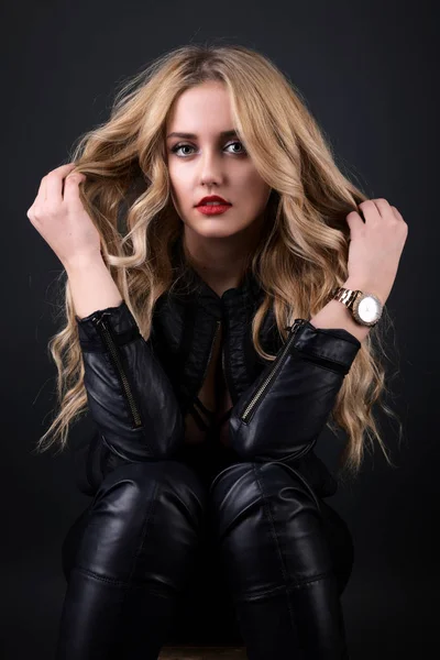 Blonde Girl Long Volume Shiny Wavy Hair Beautiful Woman Model — Stock Photo, Image