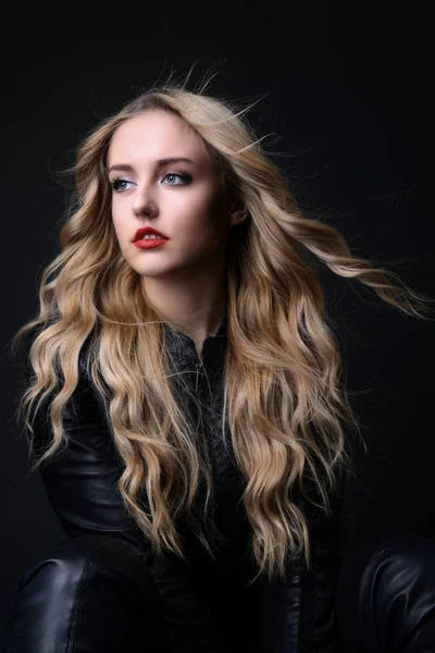 Blond Meisje Met Lang Volume Glanzende Golvend Haar Mooie Vrouw — Stockfoto