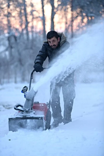 用吹雪机除雪 — 图库照片